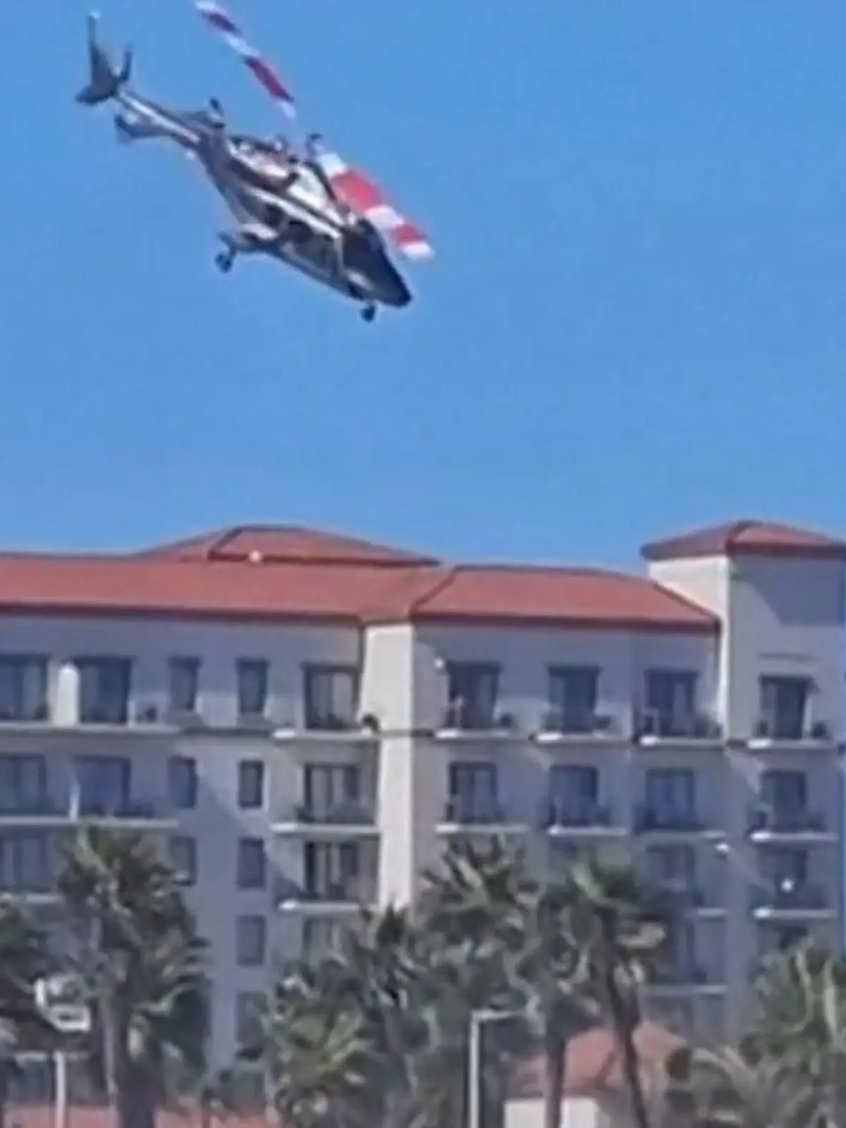 Bild zu: "Panik am Strand! Helikopter stürzt in die Tiefe – mehrere Verletzte!"
