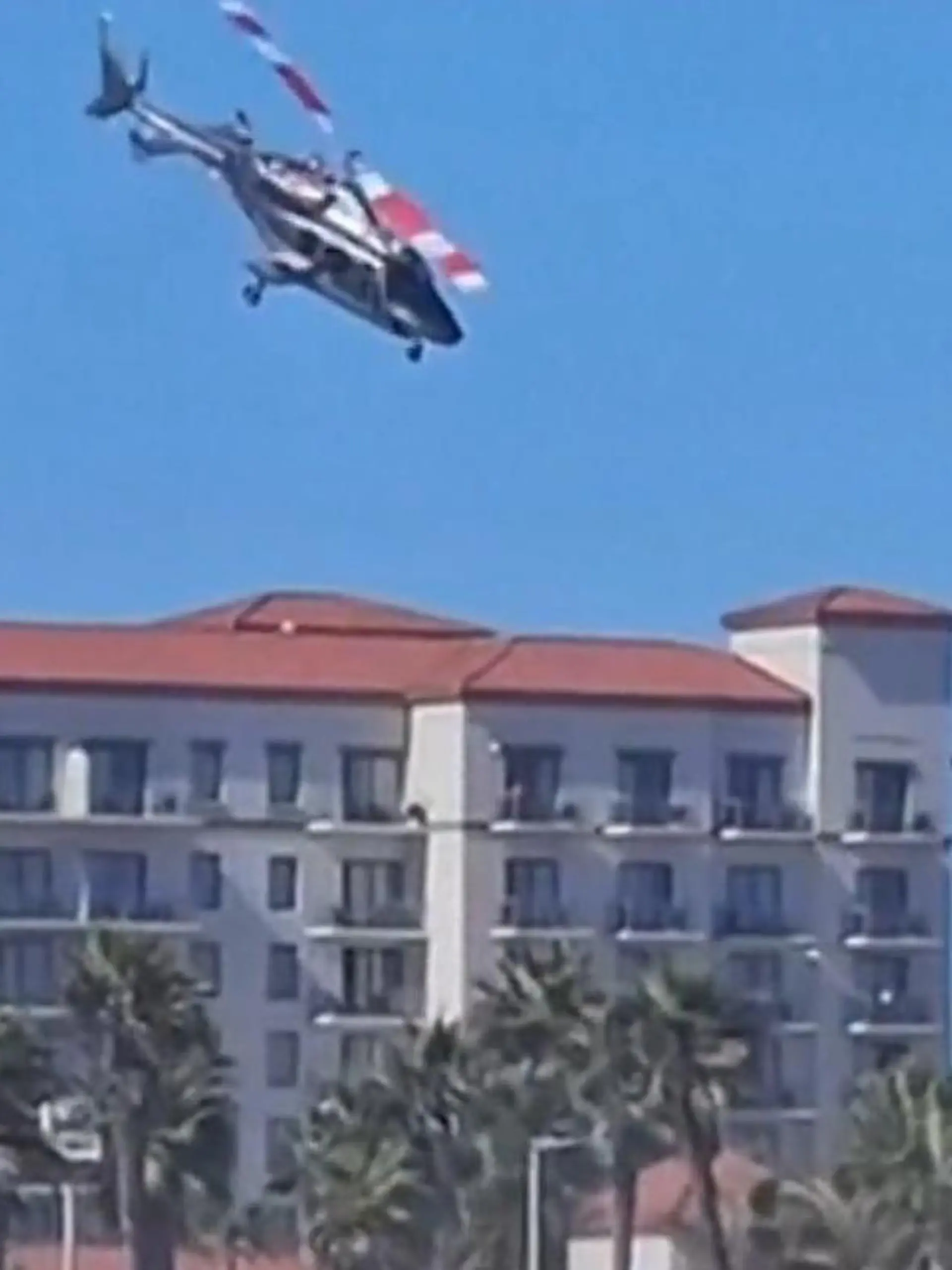 Bild zu: "Panik am Strand! Helikopter stürzt in die Tiefe – mehrere Verletzte!"