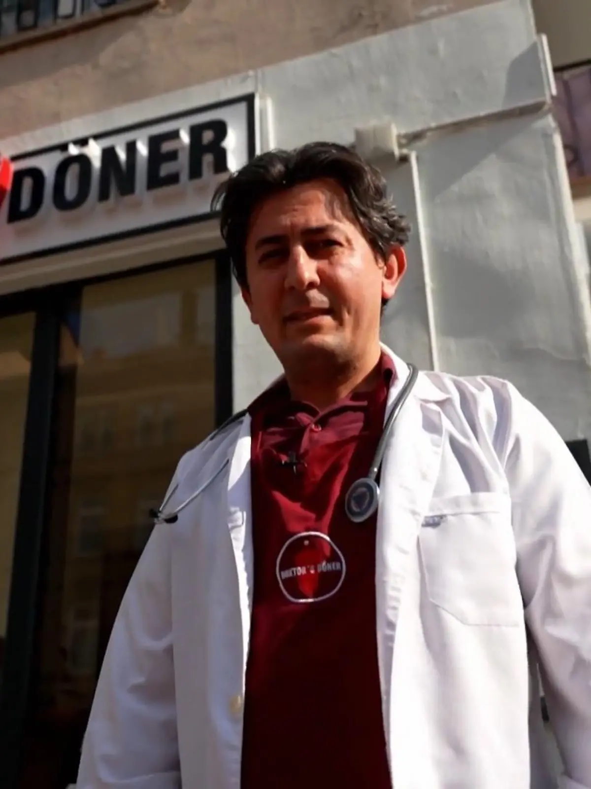 Bild zu: "Früher hat Ibrahim Leben gerettet – jetzt verkauft der Arzt Döner"