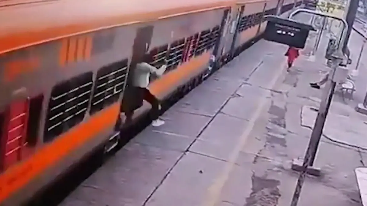 Ausstieg während Zugfahrt! Mann knallt auf Bahnsteig - Lebensgefahr! Helden-Mitarbeiter packt sofort zu