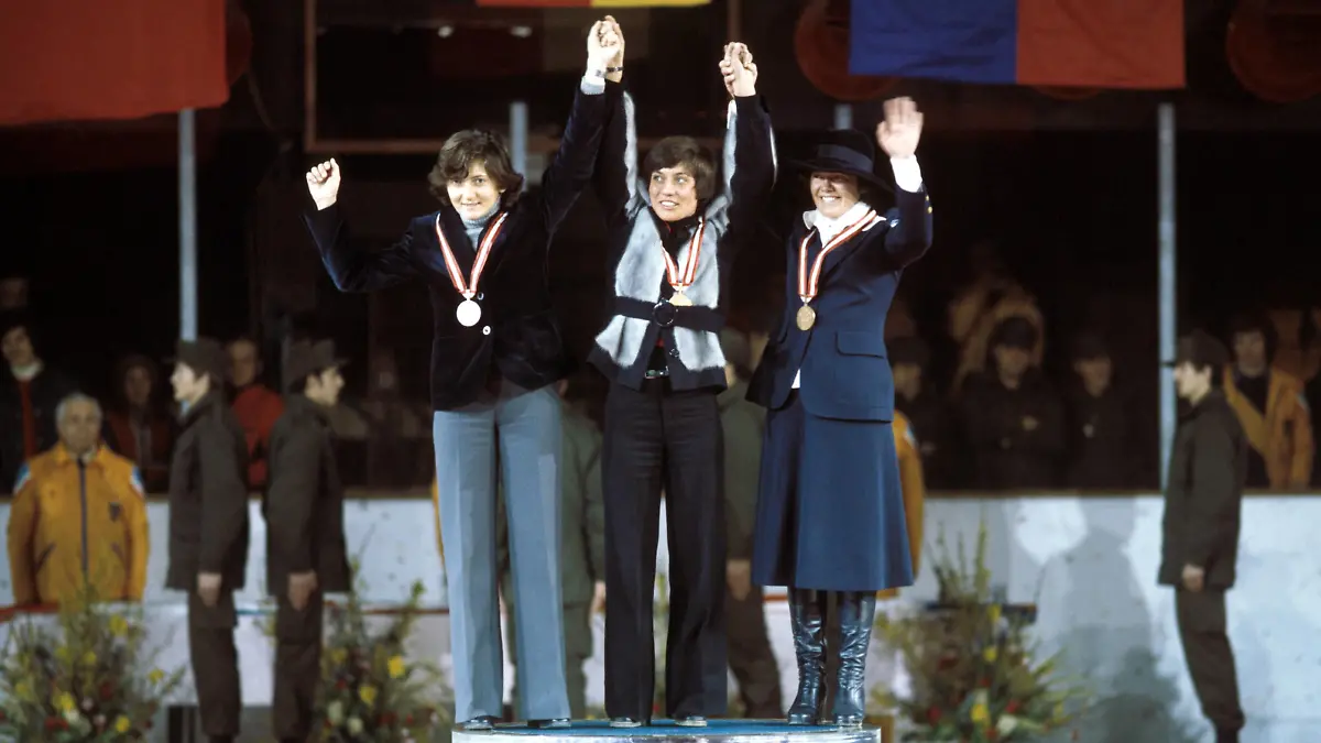 Siegerehrung Slalom Olympische Spiele 1976 in Innsbruck: Olympiasiegerin Rosi Mittermaier (BR Deutschland) zwischen Claudia Giordani (Italien) und Hanni Wenzel (Liechtenstein)  