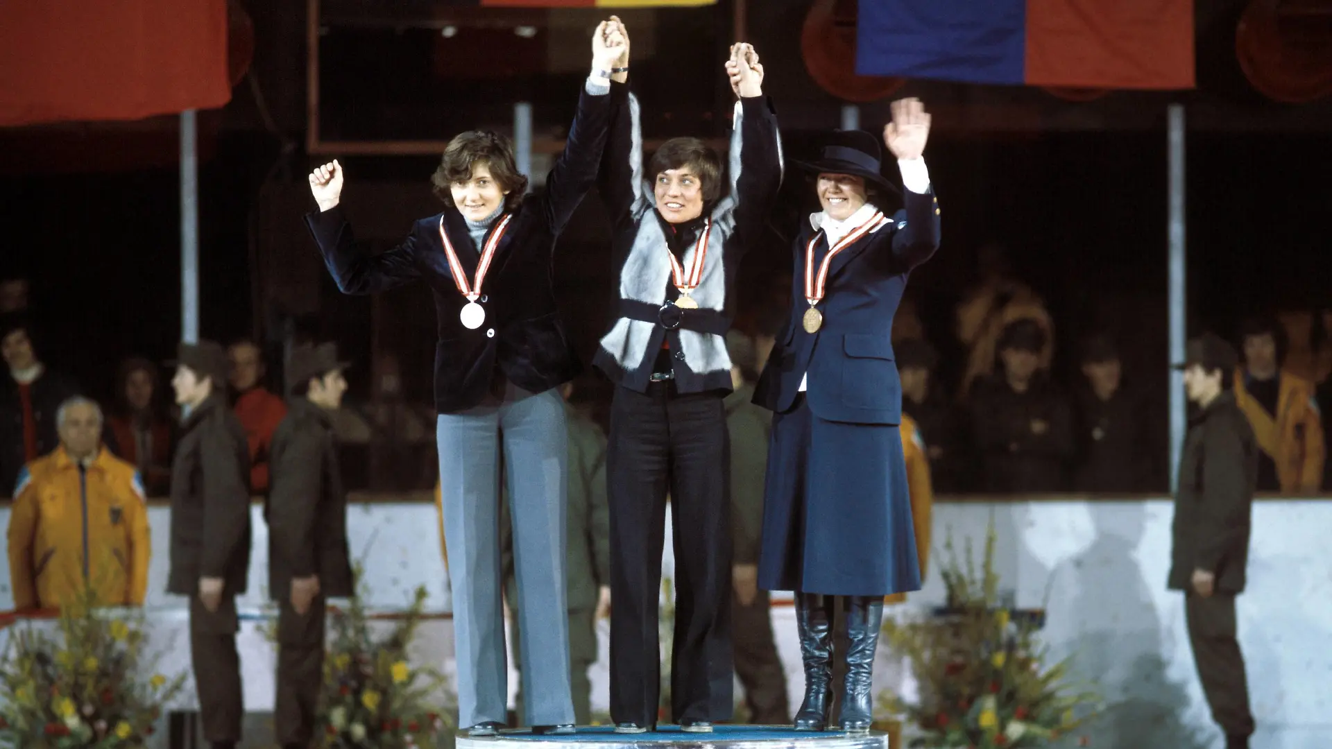 Siegerehrung Slalom Olympische Spiele 1976 in Innsbruck: Olympiasiegerin Rosi Mittermaier (BR Deutschland) zwischen Claudia Giordani (Italien) und Hanni Wenzel (Liechtenstein)