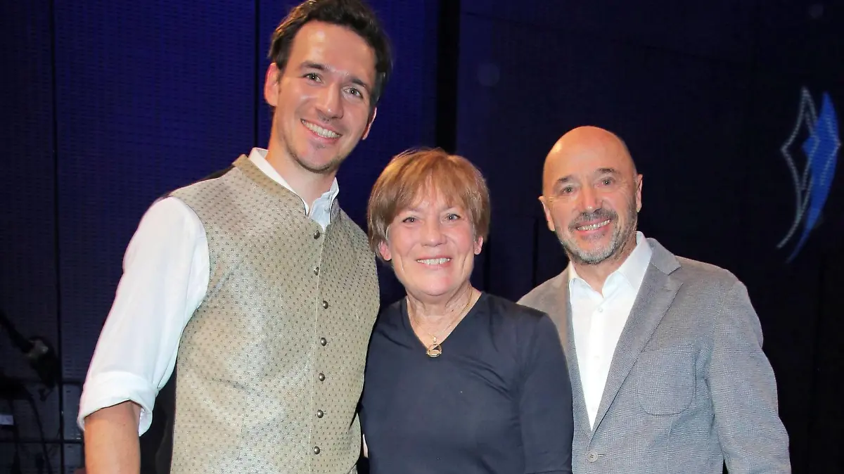 Bayerischer Sportpreis 13.07.2019 Felix Neureuther mit Eltern Rosa Katharina - Rosi - Mittermaier und Christian Neureuther bei der Verleihung des Bayerischer Sportpreis in der BMW-Welt, Lerchenauer Strasse, Am Olympiapark, Muenchen - 13.07.2019 - *** Bavarian Sports Award 13 07 2019 Felix Neureuther with parents Rosa Katharina Rosi Mittermaier and Christian Neureuther at the Bavarian Sports Award ceremony in BMW Welt, Lerchenauer Strasse, Am Olympiapark, Munich 13 07 2019  