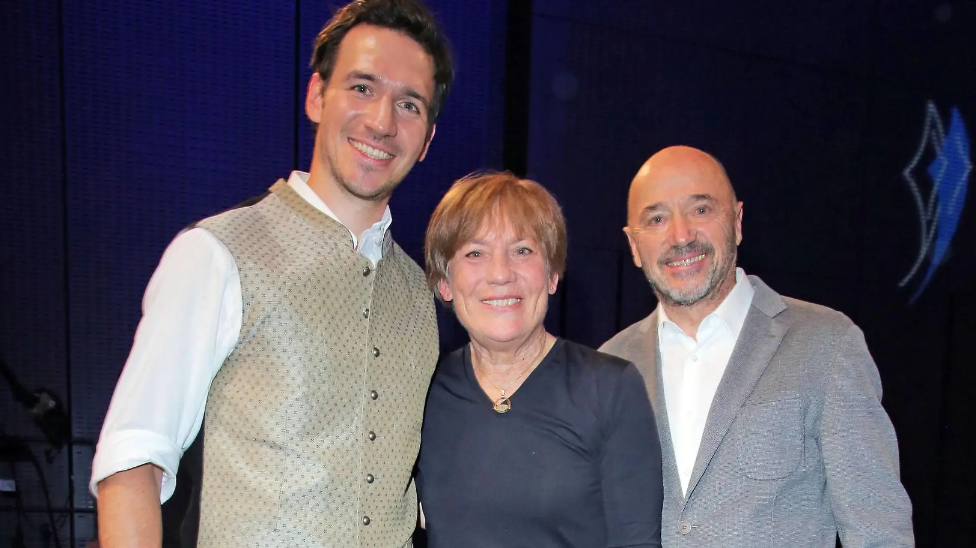 Bayerischer Sportpreis 13.07.2019 Felix Neureuther mit Eltern Rosa Katharina - Rosi - Mittermaier und Christian Neureuther bei der Verleihung des Bayerischer Sportpreis in der BMW-Welt, Lerchenauer Strasse, Am Olympiapark, Muenchen - 13.07.2019 - *** Bavarian Sports Award 13 07 2019 Felix Neureuther with parents Rosa Katharina Rosi Mittermaier and Christian Neureuther at the Bavarian Sports Award ceremony in BMW Welt, Lerchenauer Strasse, Am Olympiapark, Munich 13 07 2019
