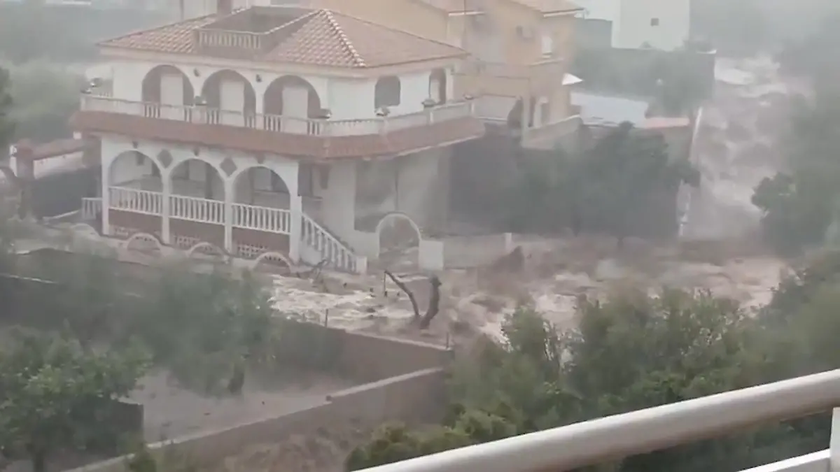 Schon wieder! Heftige Unwetter in Spanien Flughafen Ibiza stellt Betrieb ein