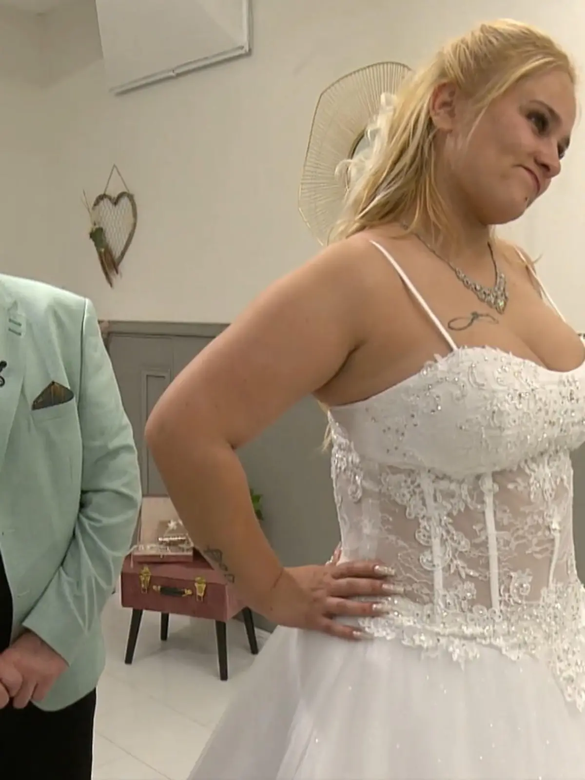 Bild zu: "Die transparente Korsage überzeugt Natalie"