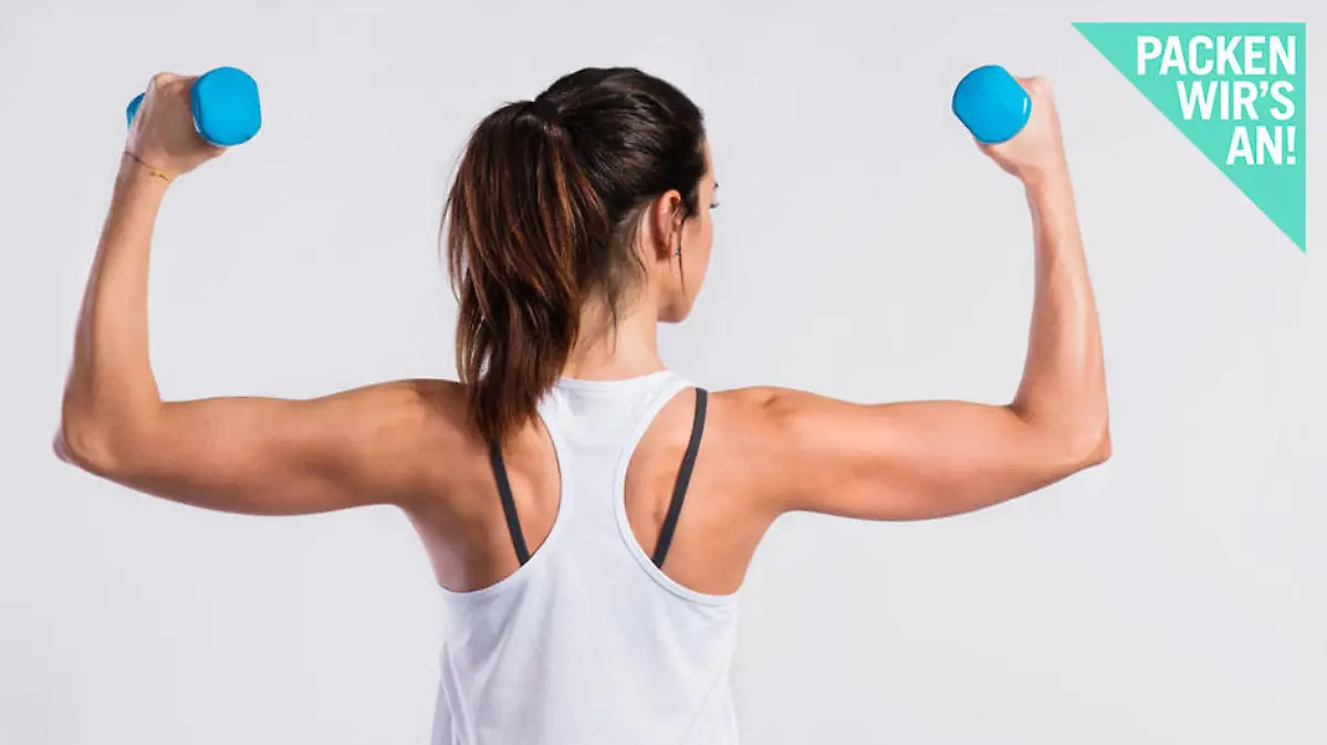 Keine Hanteln? Kein Problem: Das Rücken-Workout funktioniert auch mit Wasserflaschen