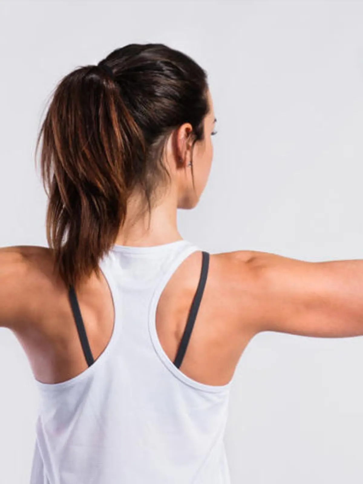 Keine Hanteln? Kein Problem: Das Rücken-Workout funktioniert auch mit Wasserflaschen