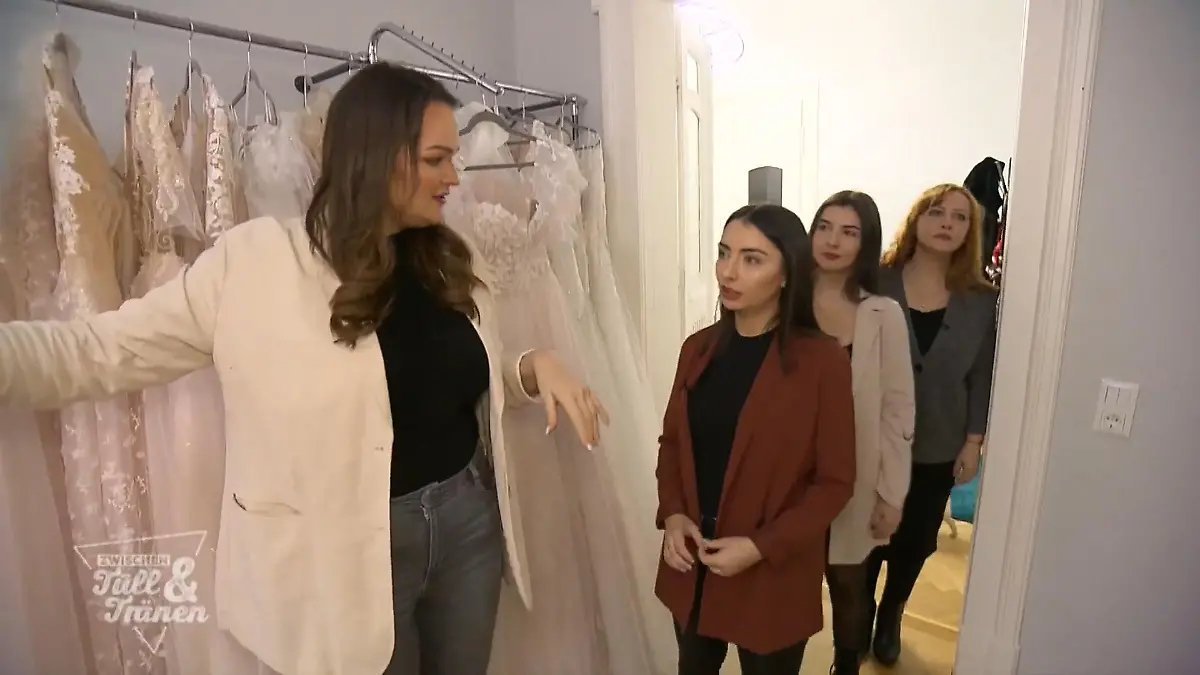 Unterschiedliche Meinungen bei der Familie Uneinig beim Kleid