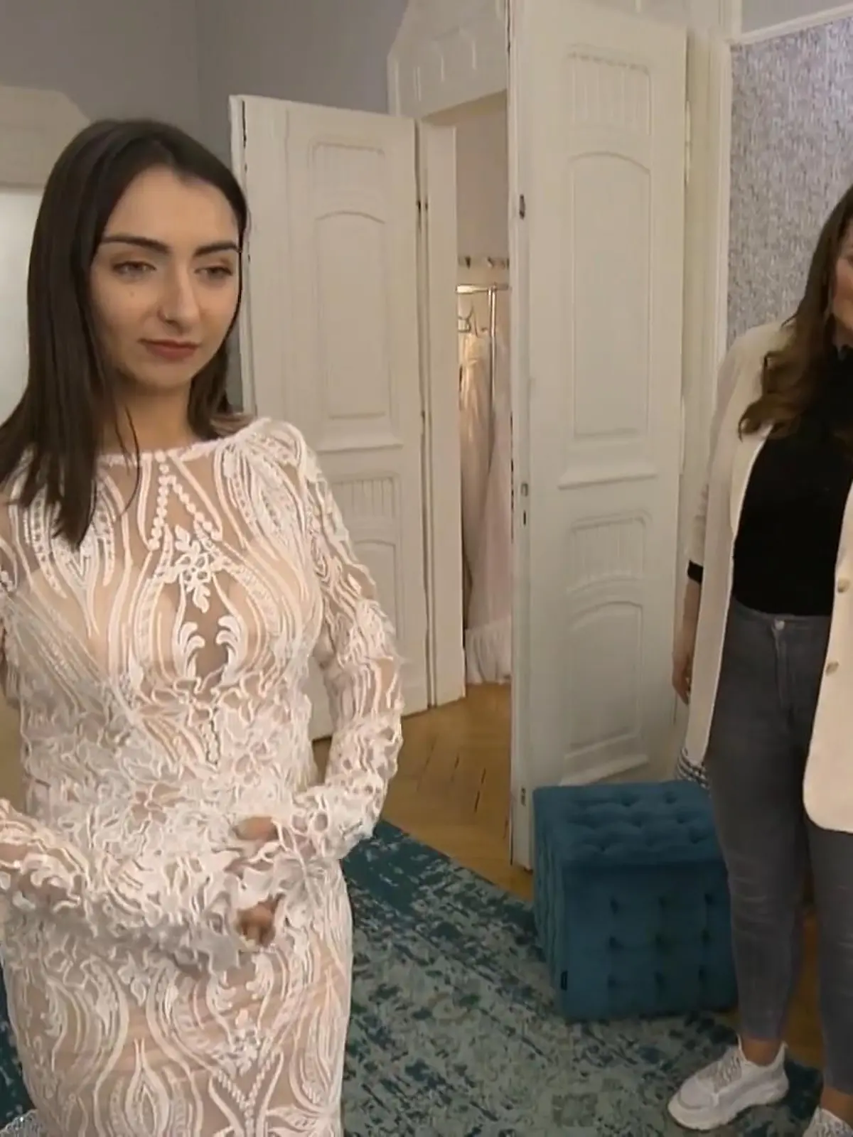 Bild zu: "Zu klein für das Kleid"