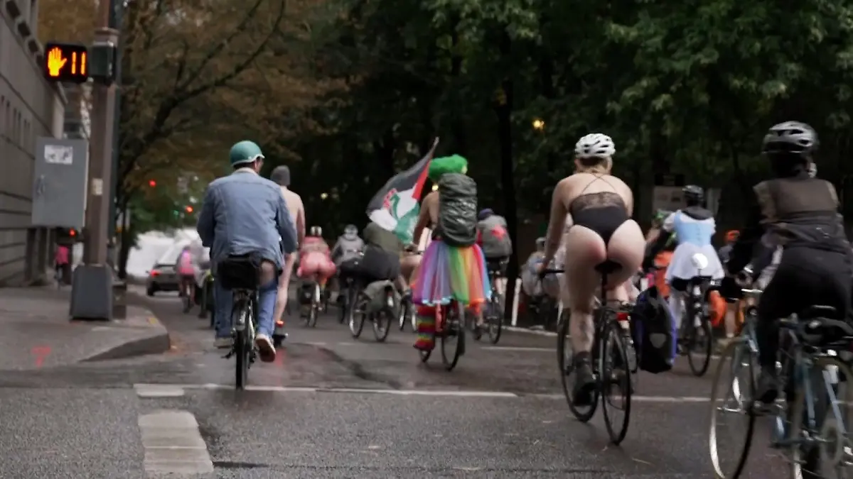 Nackt gegen Trump! US-Bürger protestieren gegen diesen Präsidenten-Plan Freizügige Fahrrad-Tour