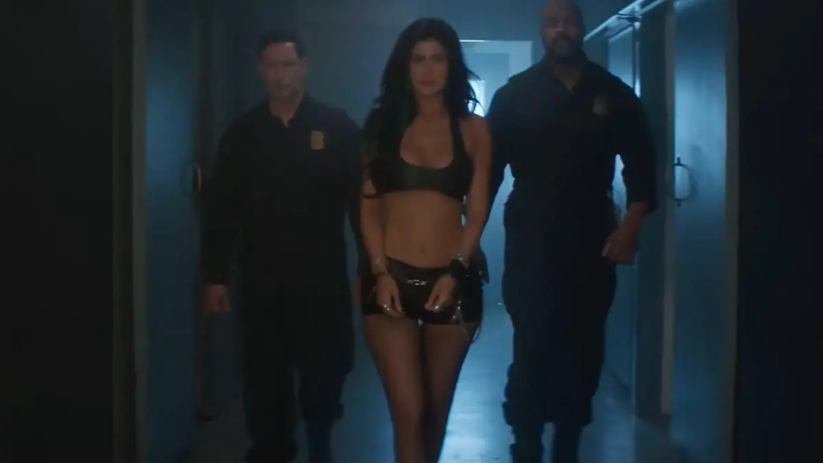 Kylie Jenner sexy in Handschellen von der Polizei abgeführt – Shitstorm! Reality-Star macht Werbung