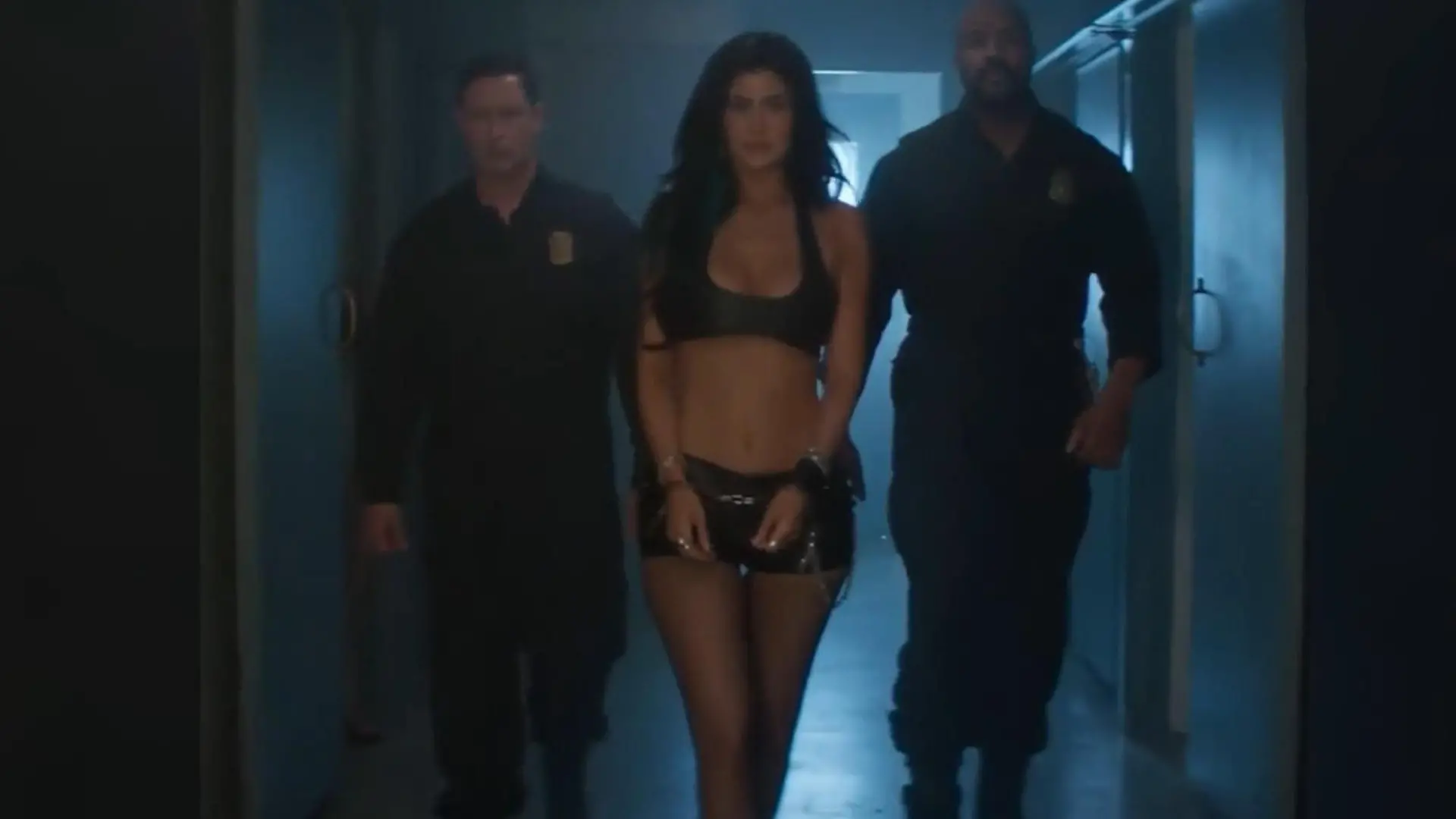 Kylie Jenner sexy in Handschellen von der Polizei abgeführt – Shitstorm! Reality-Star macht Werbung
