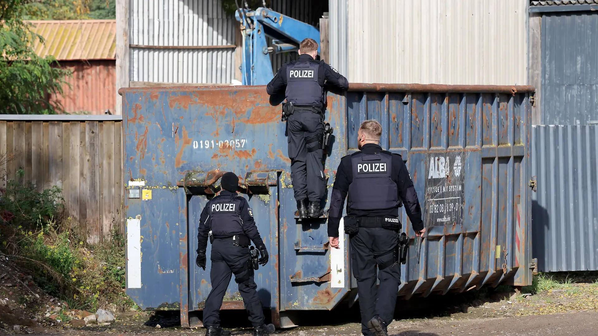 Die Polizei sucht in einem Gewerbegebiet nach dem achtjährigen Fabian.