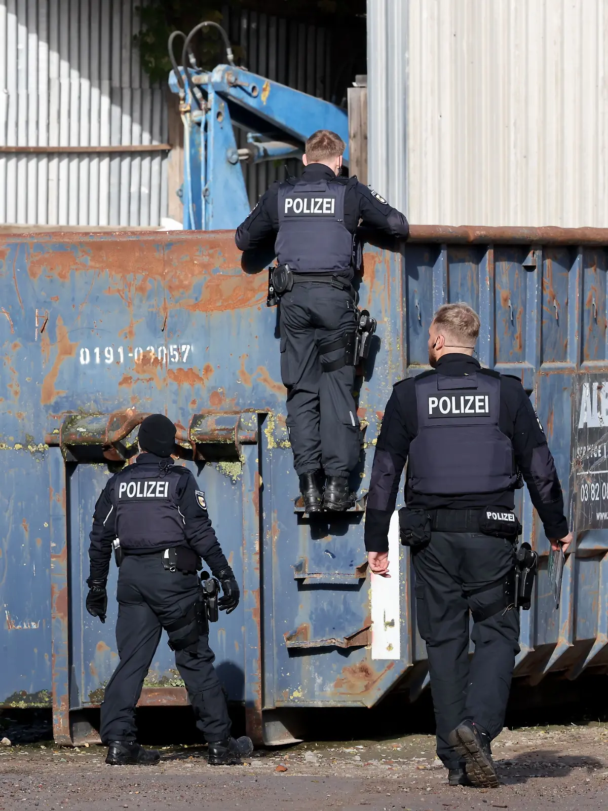 Die Polizei sucht in einem Gewerbegebiet nach dem achtjährigen Fabian.