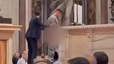 Vatikan: Mann uriniert auf Hauptaltar im Petersdom – während Heiliger Messe!