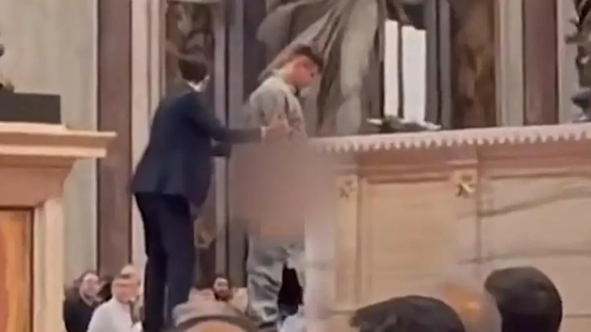 Pinkel-Attacke auf Petrus! Mann entweiht Altar – während Heiliger Messe Hose runter im Petersdom