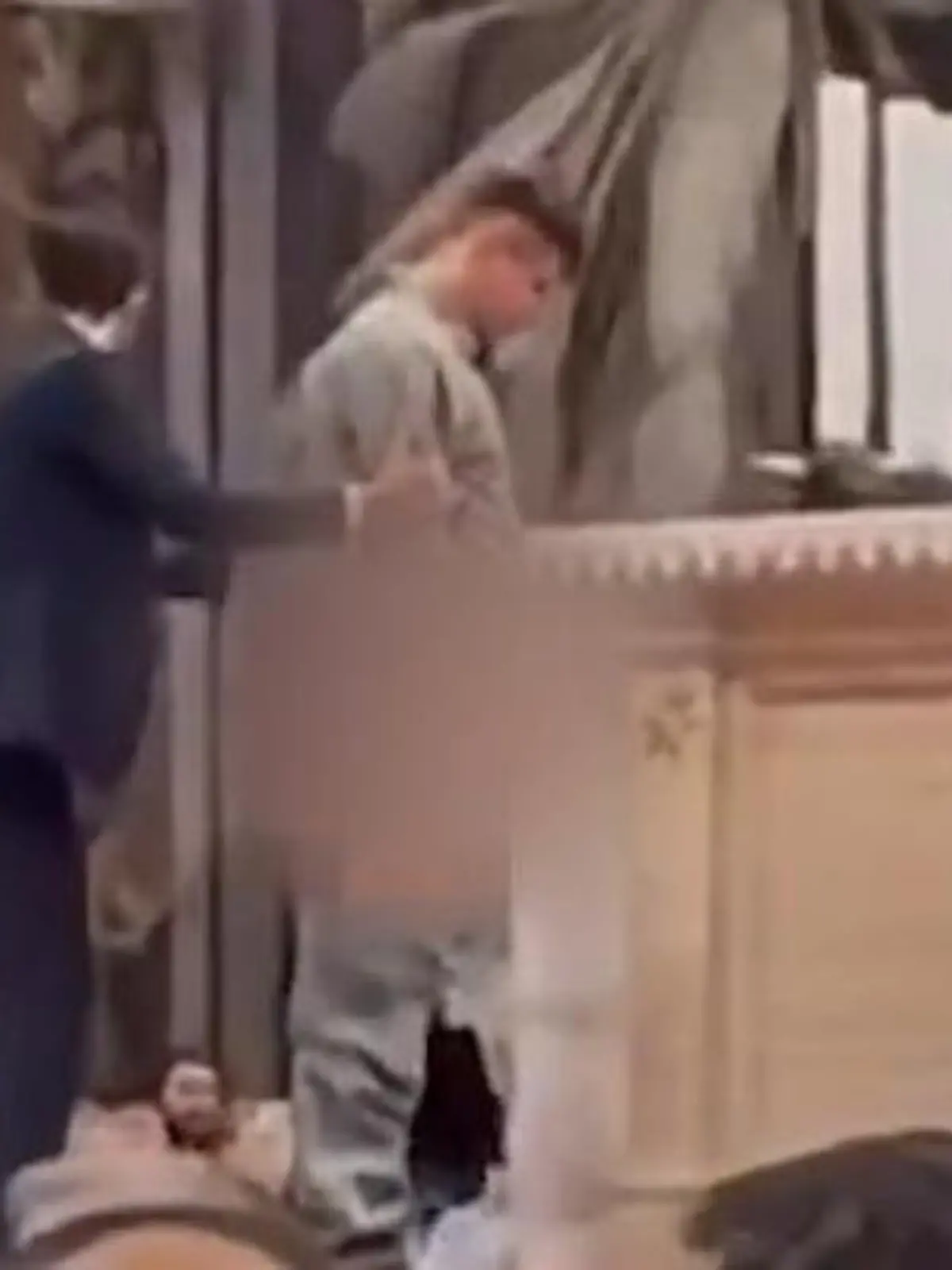 Bild zu: "Pinkel-Attacke auf Petrus! Mann entweiht Altar – während Heiliger Messe"