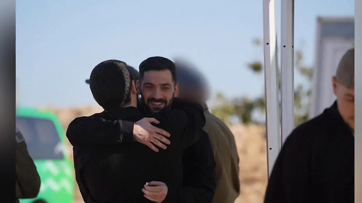 Zwei Jahre Gefangenschaft! Hamas-Geiseln dürfen endlich wieder zu Familien Trump feiert sich in Tel Aviv