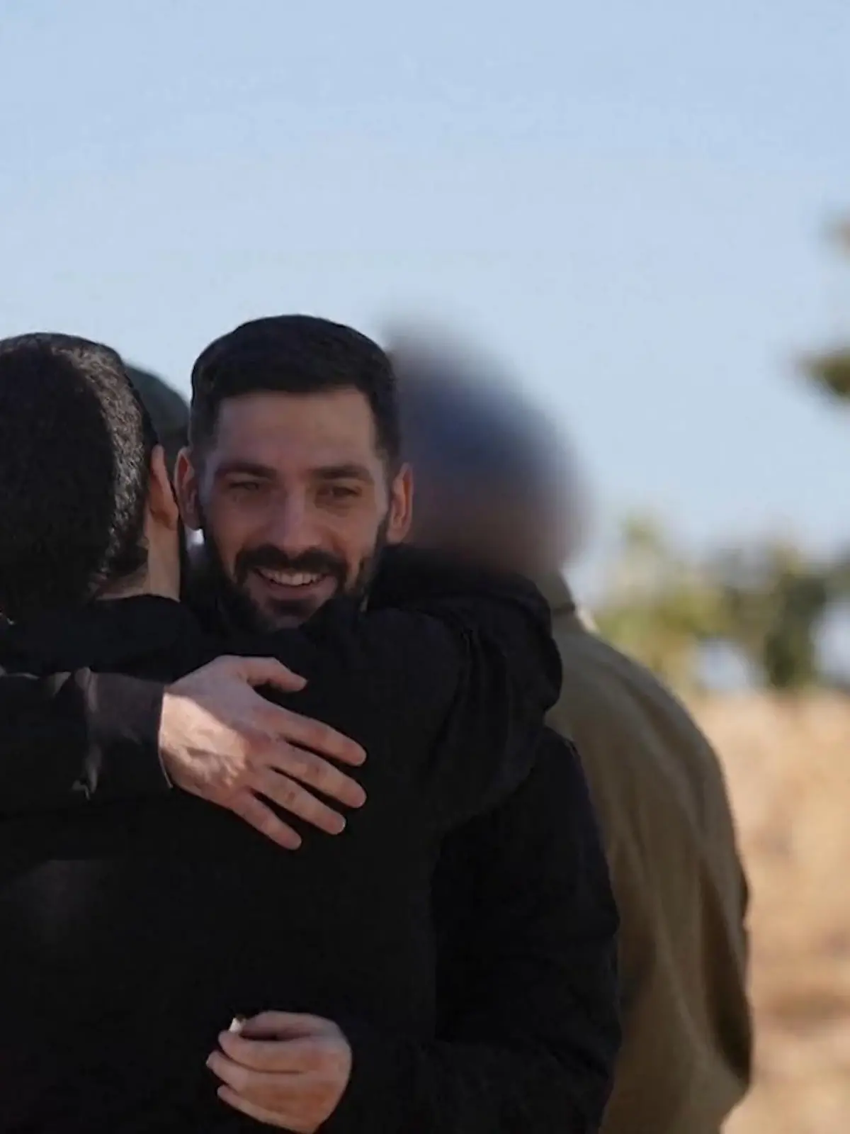 Bild zu: "Zwei Jahre Gefangenschaft! Hamas-Geiseln dürfen endlich wieder zu Familien"