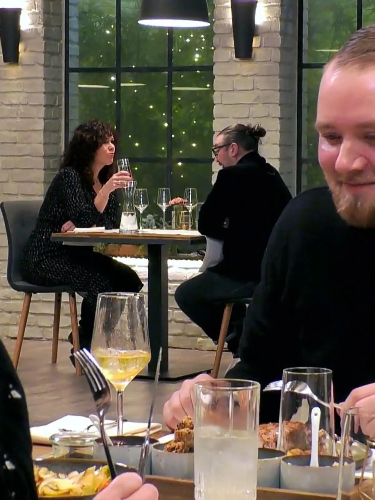 Bild zu: "Ramona und Leo ist die Speisekarte ein Rätsel"