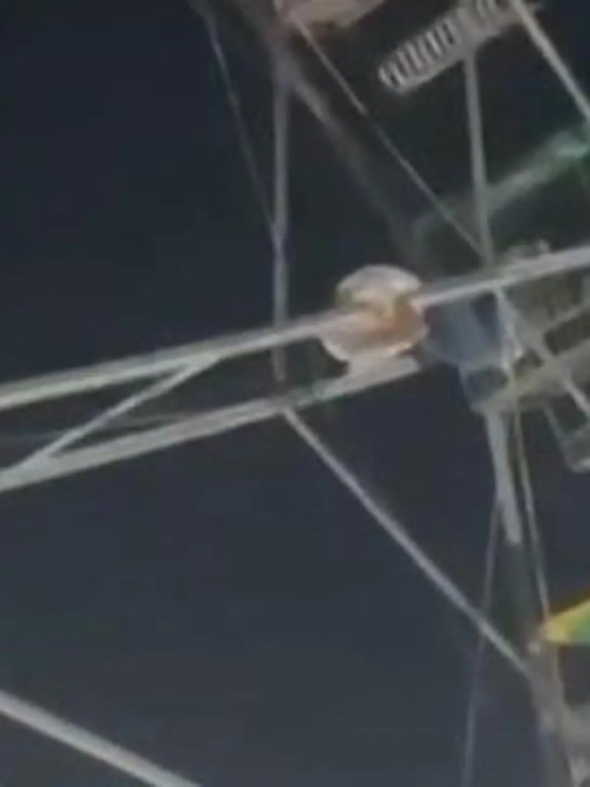 Bild zu: "Defekt am Riesenrad! Mann muss plötzlich um sein Leben klammern"