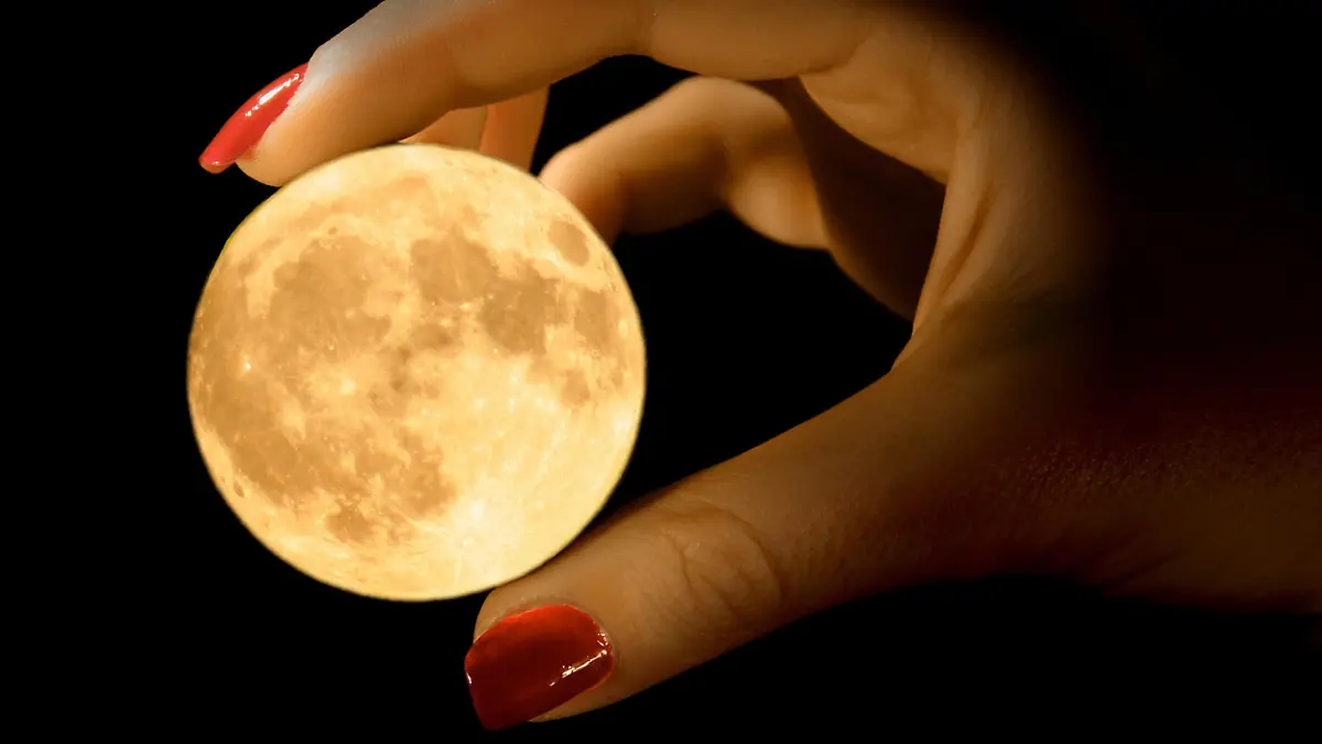 Vollmond in den Händen einer Frau, MR: Nicht erforderlich,