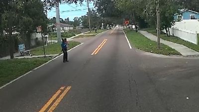 USA: Kleinkind allein auf gefährlicher Hauptstraße gefunden! Busfahrerin berührt mit DIESER Heldenaktion