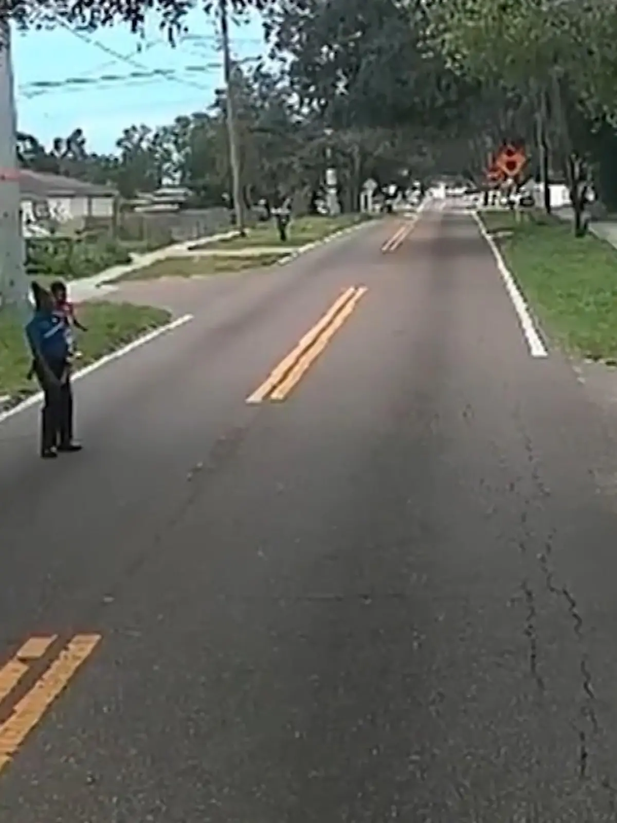 Ein kleiner Junge läuft ohne seine Eltern mitten auf einer Hauptstraße
