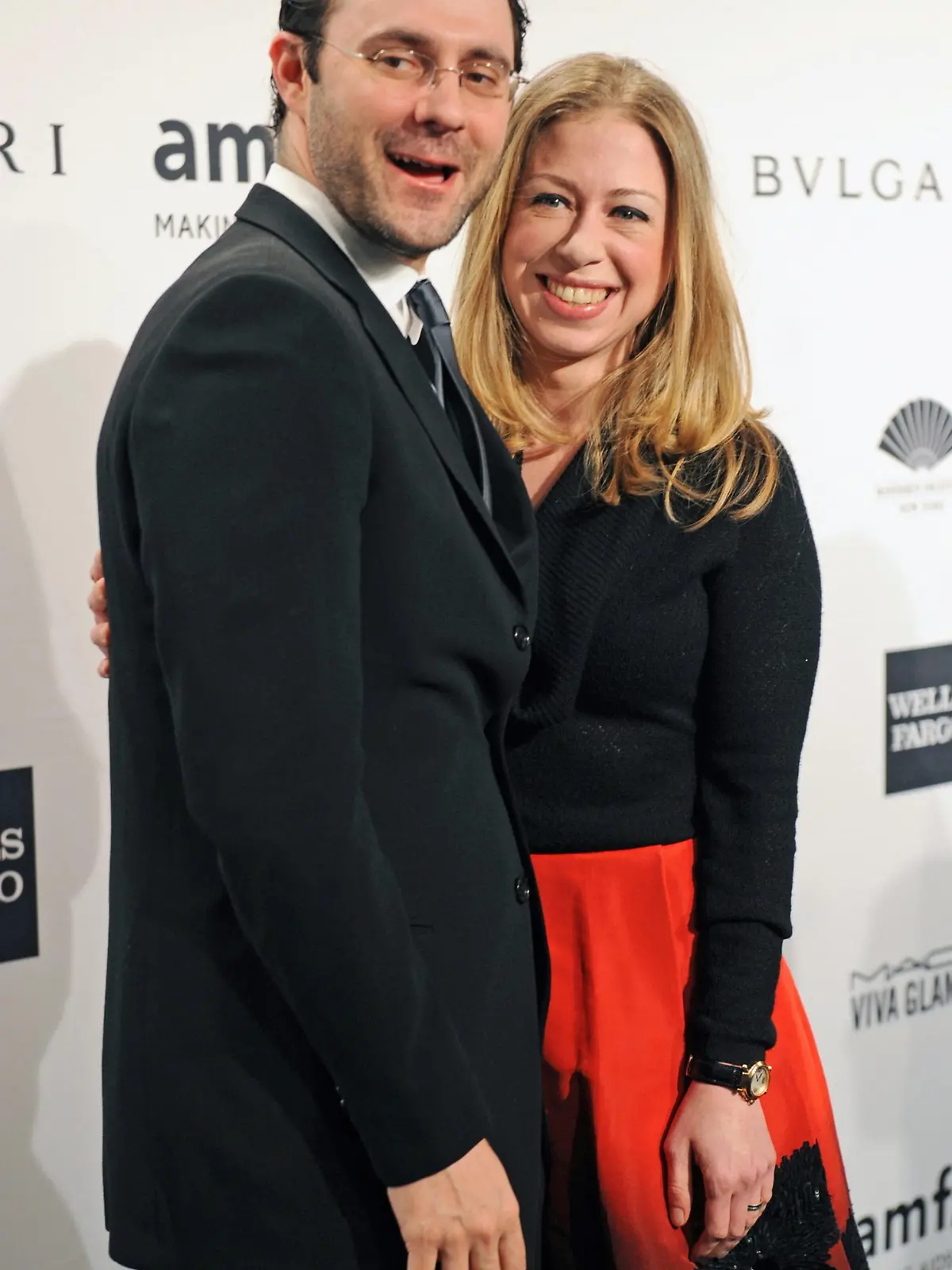 epa04170895 (FILE) The file picture dated 05 February 2014 shows Chelsea Clinton (R), daughter of former US President Bill Clinton, and her husband Marc Mezvinsky (L), attending the amfAR Gala at Cipriani's on Wall Street in New York, New York, USA. According to media reports on 18 April 2014, the couple is expecting their first child. EPA/PETER FOLEY (zu dpa "Chelsea Clinton geht in Mutterschutz" am 29.08.2014) +++(c) dpa - Bildfunk+++