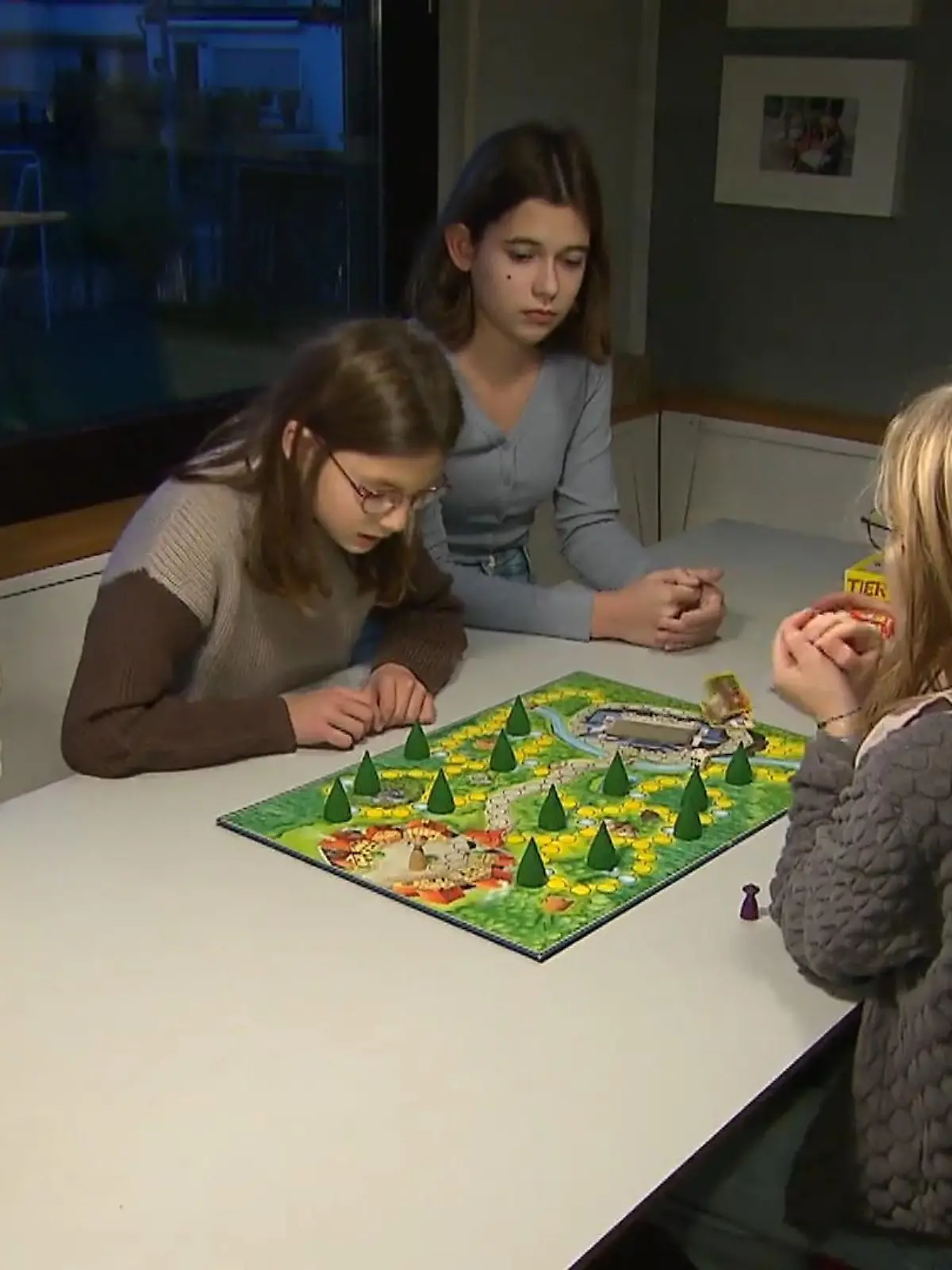 Einem Kind ein Zuhause geben, das keinen leichten Start ins Leben hatte. Das Ehepaar Quiring aus dem hessischen Solms hat sich das zur Aufgabe gemacht. Nach der Geburt ihrer beiden leiblichen Kinder, wünscht sich Mama Barbi, dass sie und ihr Mann Georg noch ein Pflegekind aufnehmen. Mittlerweile haben die Quiring drei Pflegekindern ein Zuhause geschenkt – und können sich ein Leben ohne ihre Rasselbande nicht mehr vorstellen. Mehr im Video.