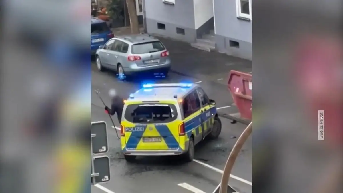 Polizei schießt Randalierer nieder Angriff mit Eisenstange