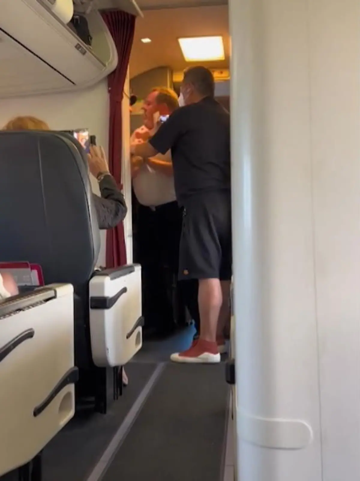 Die Flugreise dieses australischen Passagiers hatte ein frühzeitiges Ende! Noch bevor die Maschine überhaupt abheben konnte, legte er sich mit dem Bordpersonal an. Und er ging so weit, dass sogar dem Piloten der Kragen platzte und den Betrunkenen eigenhändig aus dem Flieger warf. Sehen Sie selbst im Video.