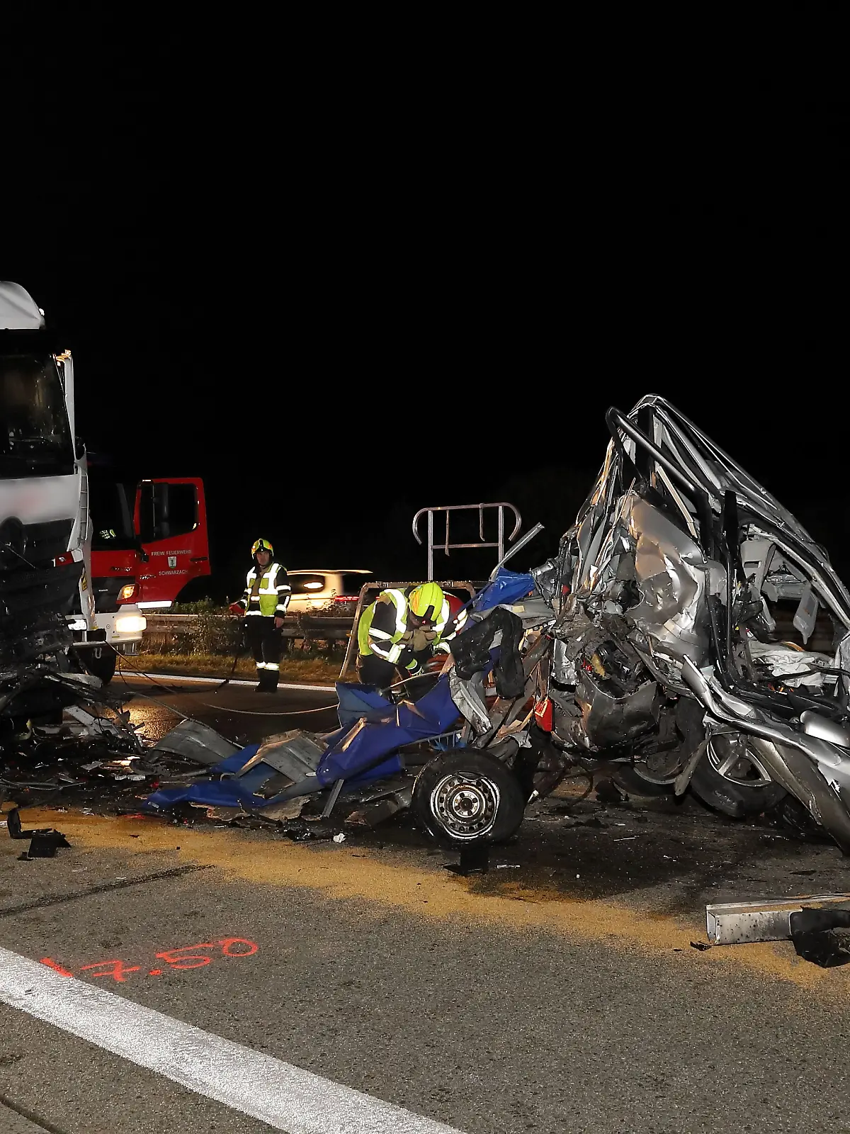 Bild zu: "Auto von zwei LKW am Stauende zerquetscht - Fahrer stirbt!"