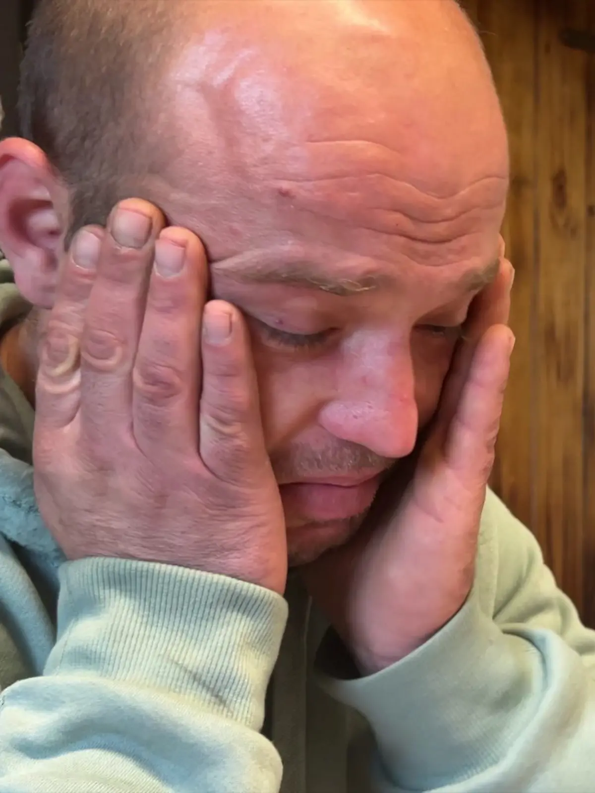 Fabians Vater Matthias Röhrbein kämpft mit den Tränen: „Ich bleibe auf der Couch sitzen, in der Hoffnung, dass er gleich durch die Tür kommt.“