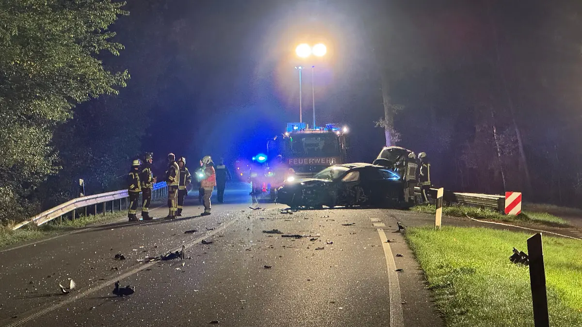 Einsatzkräfte und Rettungsdienst arbeiten nach dem tödlichen Unfall auf der Bundesstraße 403 bei Nordhorn.