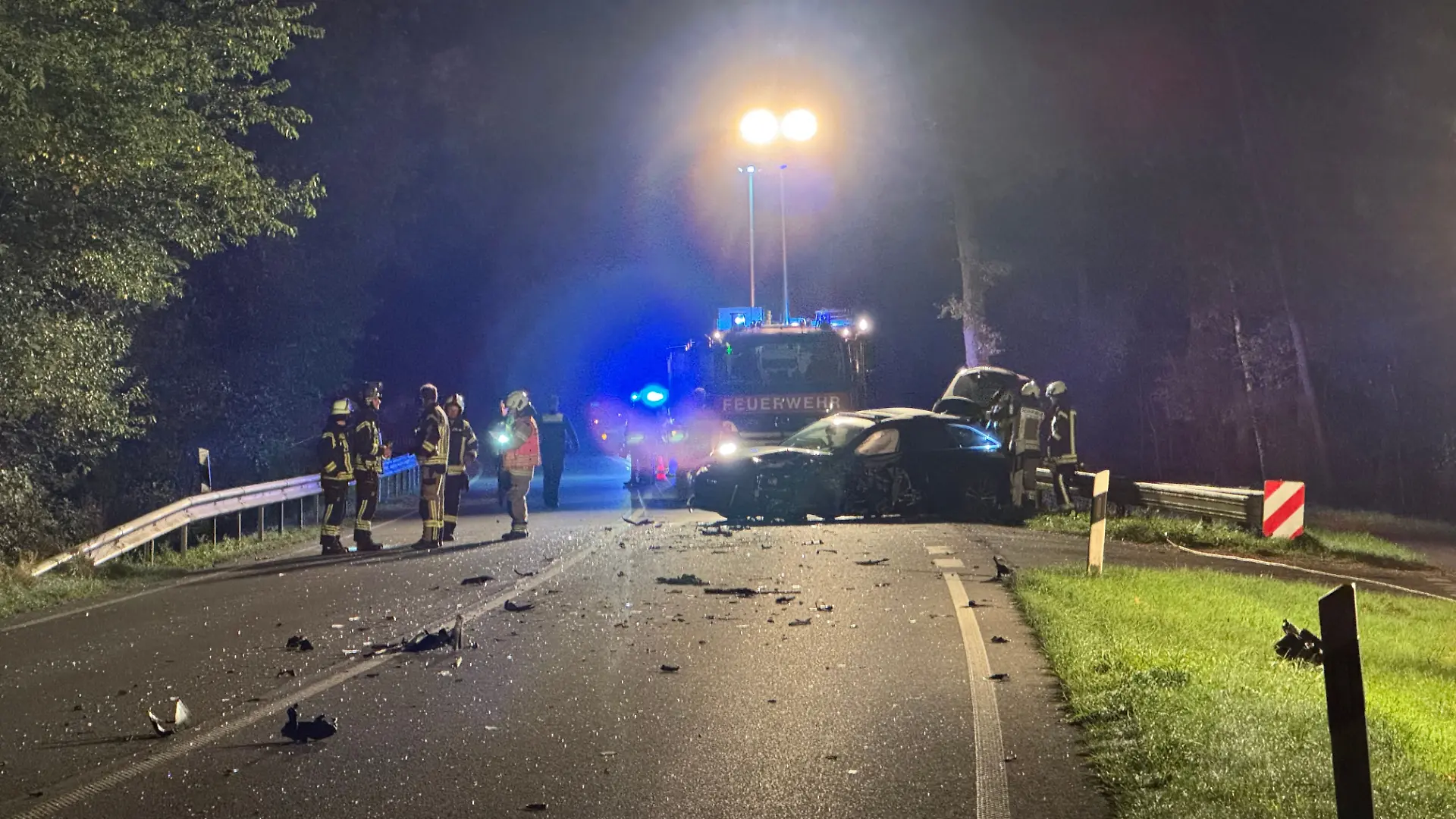 Einsatzkräfte und Rettungsdienst arbeiten nach dem tödlichen Unfall auf der Bundesstraße 403 bei Nordhorn.