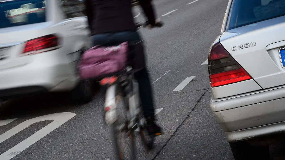 In Emden schießt ein Unbekannter auf eine 34-jährige Radfahrerin. Die Frau wird verletzt. (Symbolbild)