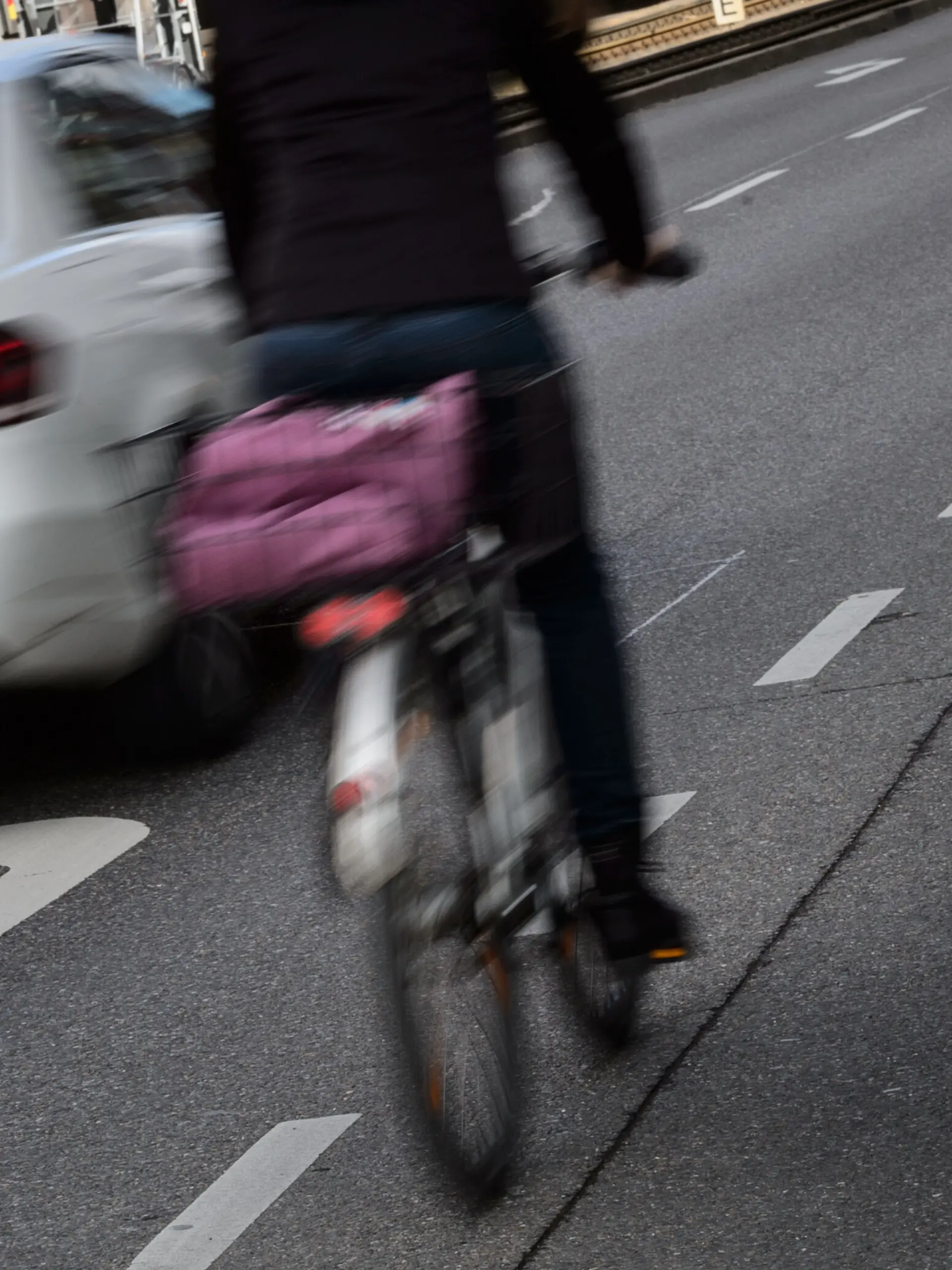 In Emden schießt ein Unbekannter auf eine 34-jährige Radfahrerin. Die Frau wird verletzt. (Symbolbild)