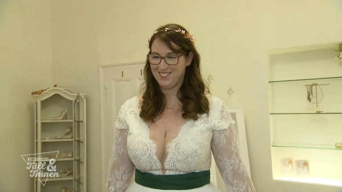 Lydia ist zufrieden Strahlende Braut