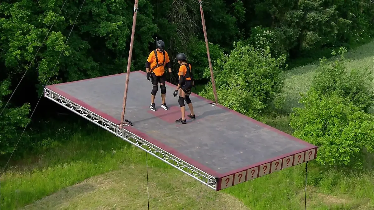 Sarah Joelle & Ersin treten beim Spiel an Halten sie zusammen?
