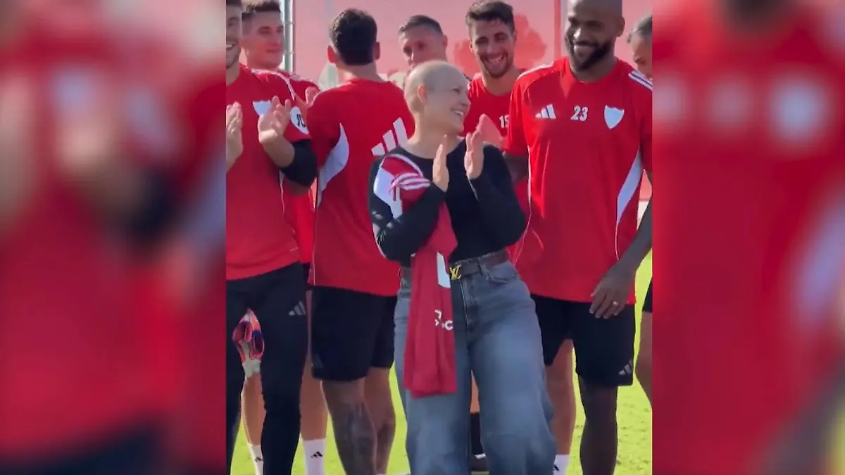 Spielerfrau besiegt Krebs – Team des FC Sevilla macht ihr rührendes Geschenk Tränen im Training!