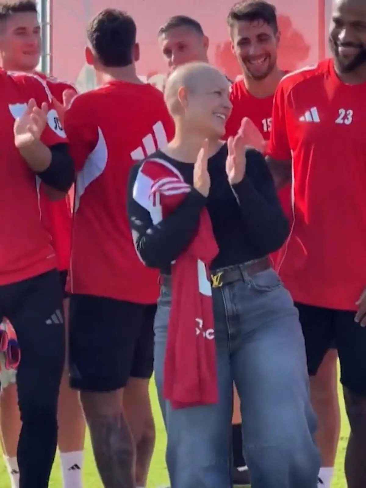 Bild zu: "Spielerfrau besiegt Krebs – Team des FC Sevilla macht ihr rührendes Geschenk"