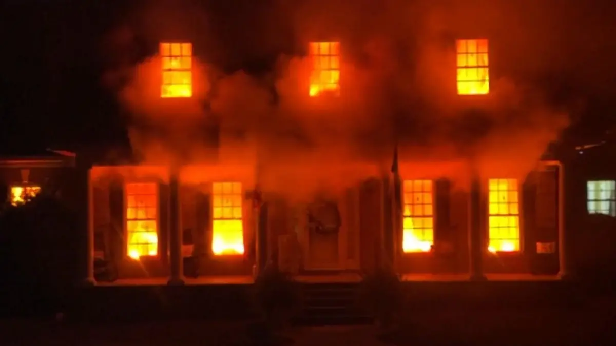 Haus brennt lichterloh – doch Feuerwehr verweigert Einsatz! Nachbarn wählen mehrfach Notruf