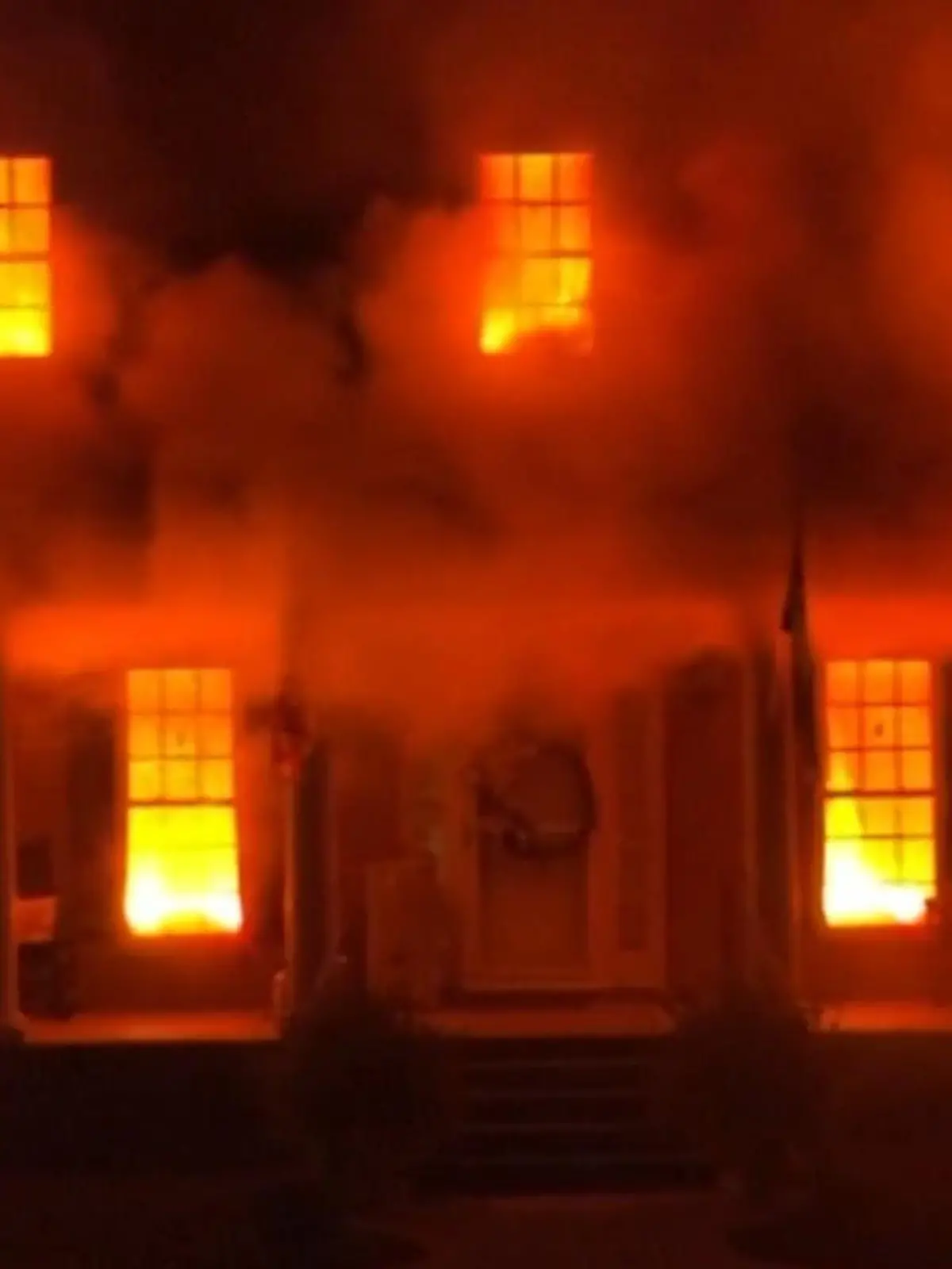 Bild zu: "Haus brennt lichterloh – doch Feuerwehr verweigert Einsatz!"