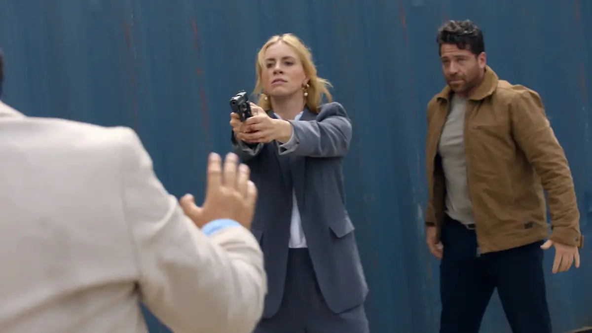 Zoe (Lara Dandelion Seibert) setzt alles daran, Carlos (Patrick Fernandez) zu retten. Gemeinsam liefern sie sich mit Alvaro (Rodrigo Rojo, l.) einen Kampf auf Leben und Tod.