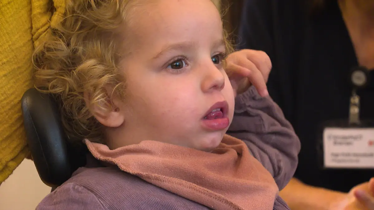 Sophia (3) wird gerade zu Hause vom Palliativteam versorgt.