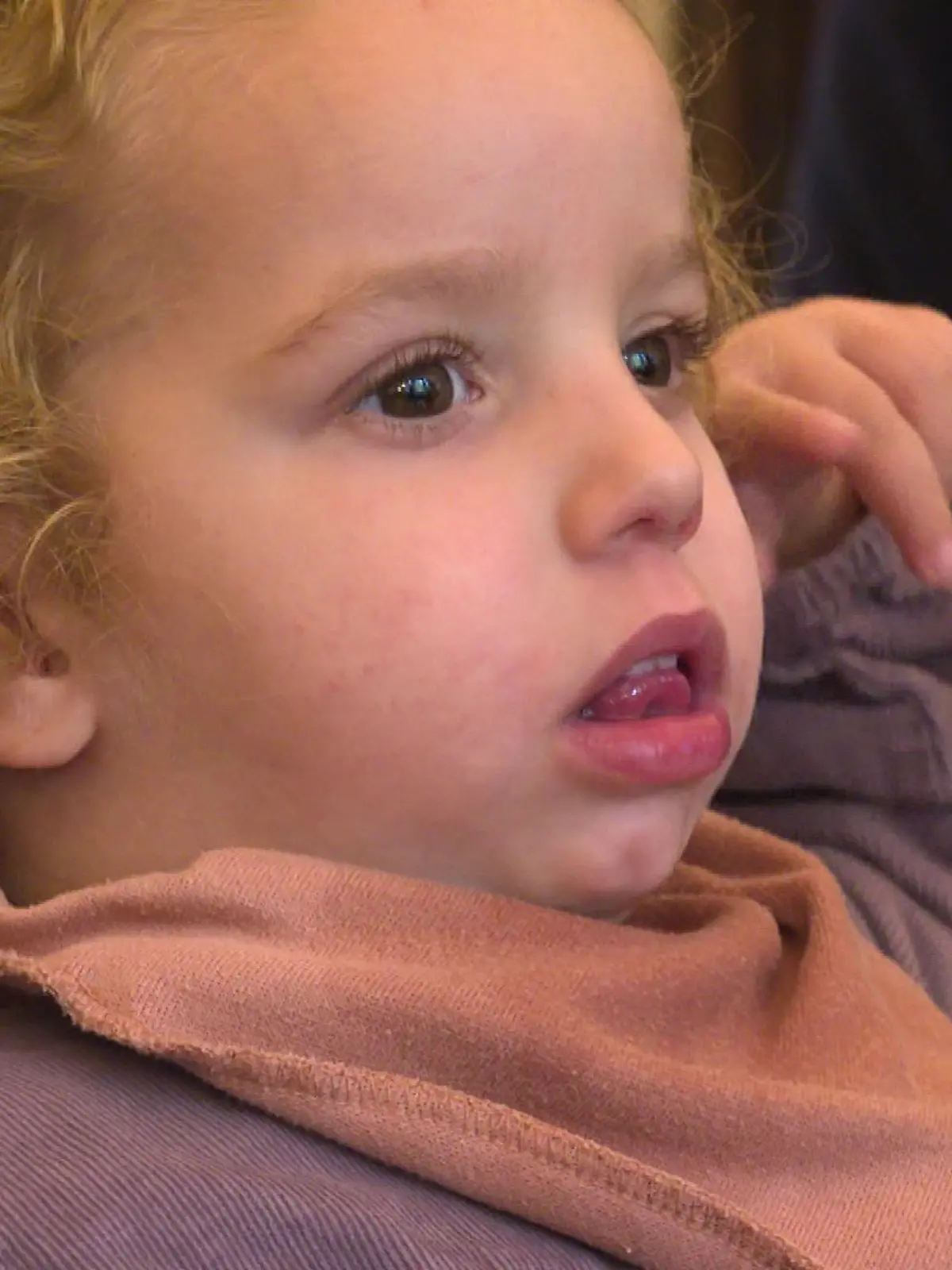 Sophia (3) wird gerade zu Hause vom Palliativteam versorgt.