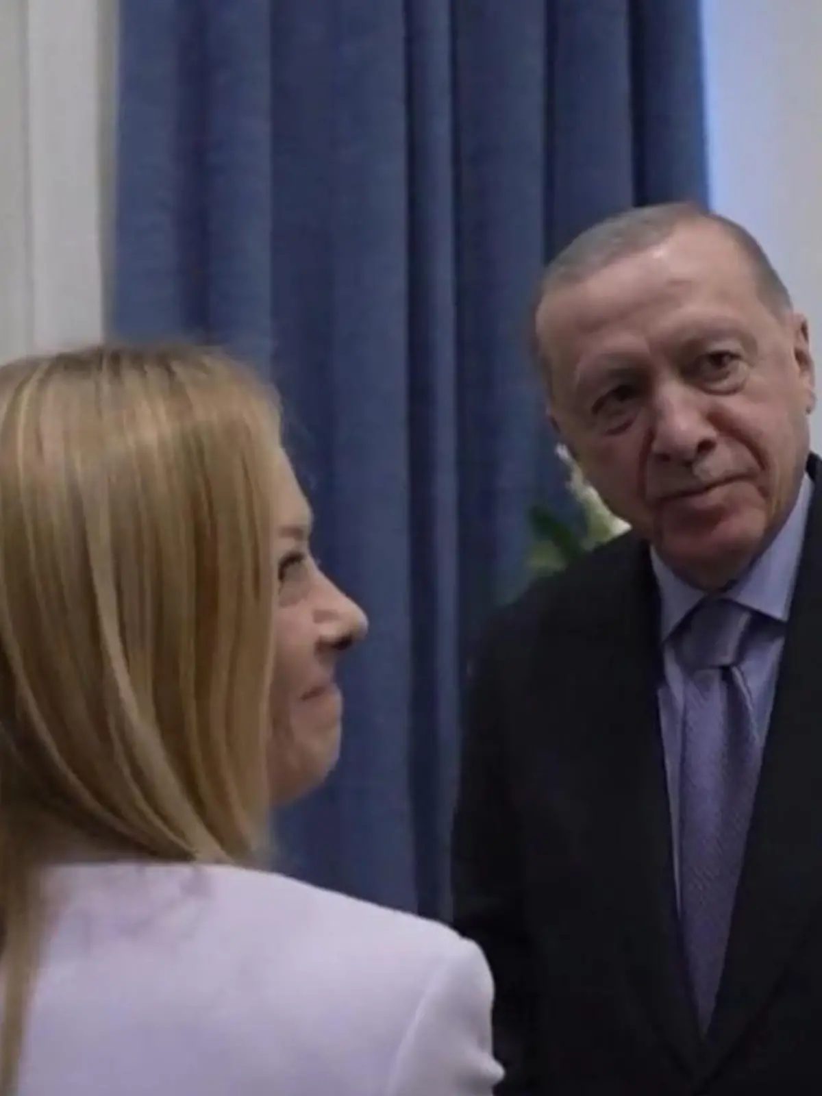 Bild zu: "Seitenhieb gegen Meloni! Erst Kompliment, dann haut Erdoğan DAS raus"