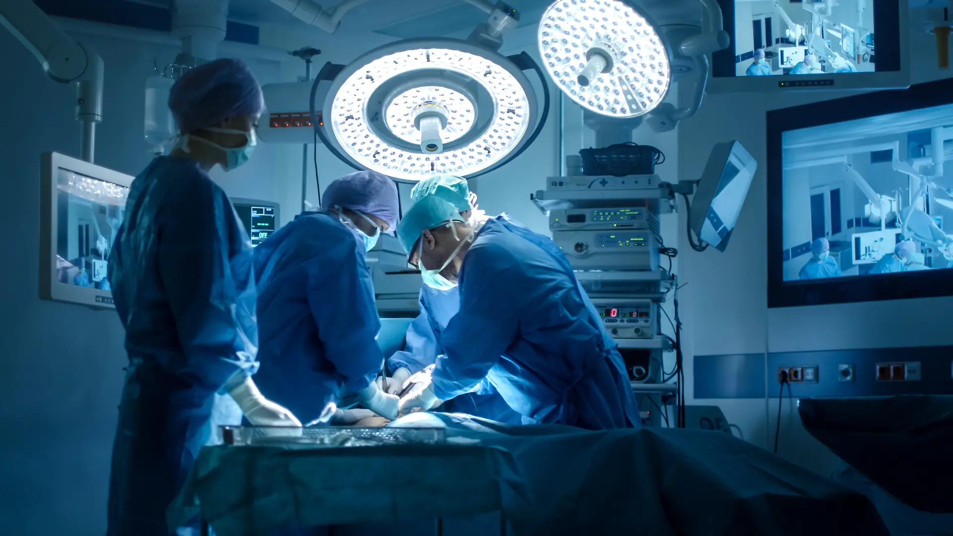 Medizinisches Team führt chirurgische Operation im modernen Operationssaal durch